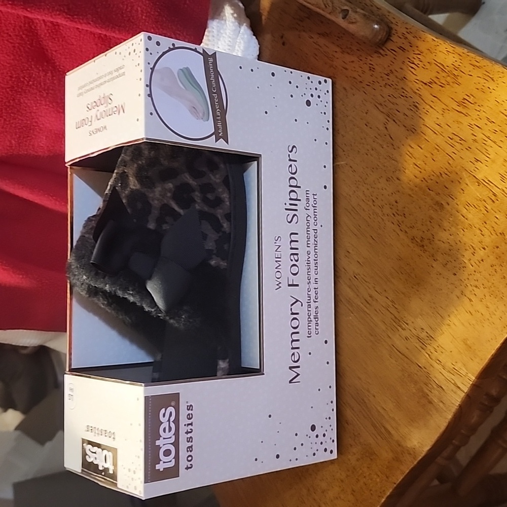 Totes Toasties Women's Memory Foam Slippers size LG 8-9 Leopard Print